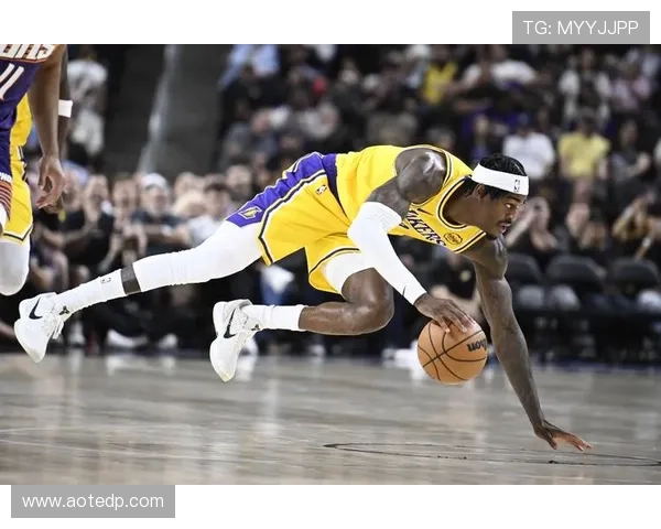 詹姆斯带领湖人逆转勇士 库里砍高分仍遗憾落败 全场焦点引爆联盟热议